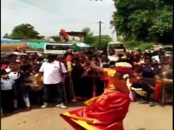 Tamil Nadu: दुल्हन ने शादी में मार्शल आर्ट के जरिए मेहमानों को किया एंटरटेन, वीडियो हुआ वायरल Tamil Nadu: दुल्हन ने शादी में मार्शल आर्ट के जरिए मेहमानों को किया एंटरटेन, वीडियो हुआ वायरल