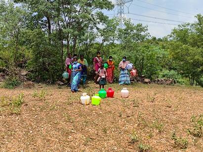 Atupukkadu villagers suffering from lack of water in Salem கண்ணுக்கு எட்டும் தூரத்தில் காவிரி இருந்தும் குடிநீருக்கு தவிக்கும் மக்கள்!