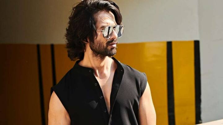 शाहिद कपूर: शाहिद राज और डीके की एक्शन थ्रिलर सीरीज में नज़र आएंगे जिसकी शूटिंग में वह इन दिनों काफी बिजी चल रहे हैं. इस सीरीज में उनके साथ साउथ एक्ट्रेस राशि खन्ना दिखाई देंगी. मीडिया रिपोर्ट्स के मुताबिक, शाहिद ने सीरीज के लिए 100 करोड़ रुपए की डील है.