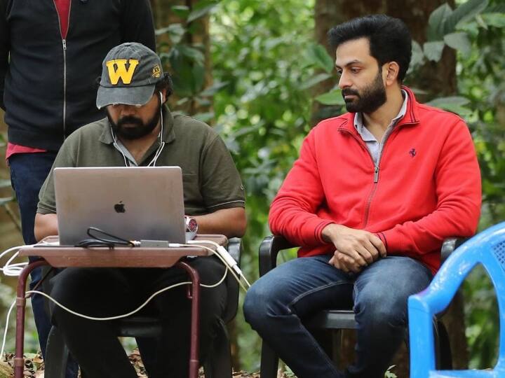 பிருத்விராஜ் தனது முதல் பாடலை புதிய முகம் படத்தில் பாடுவதன் மூலம் தொடங்கினார்