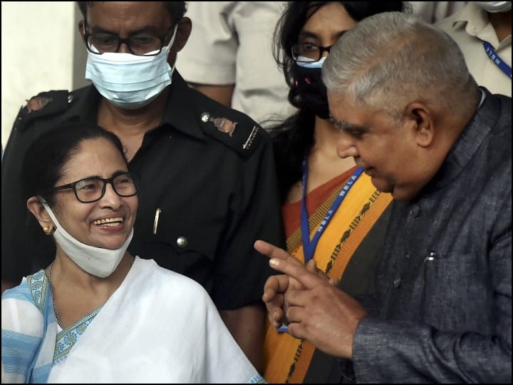 बंगाल विधानसभा सत्र: बाहर ममता से राज्यपाल की हंसकर हुई मुलाकात, अभिभाषण के बीच वेल में घुसे BJP विधायकों ने किया जमकर हंगामा