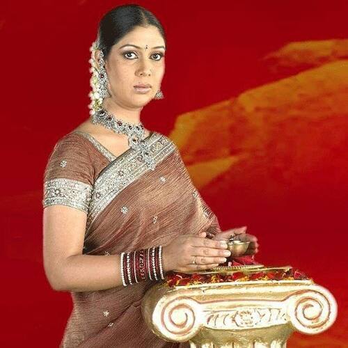 Sakshi Tanwar - क्योंकि सास भी कभी बहू थी को अगर किसी शो ने टक्कर दी तो वो था कहानी घर घर की जिसकी लीड एक्ट्रेस थीं साक्षी तंवर. साक्षी तंवर ने छोटे पर्दे पर धूम मचाने के बाद बॉलीवुड में कदम रखा. उन्हें दंगल में आमिर खान की पत्नी के किरदार में खूब पसंद किया गया. (फोटो - सोशल मीडिया)