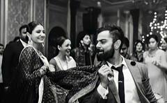 Virushka : 'तेरा लाल दुपट्टा मलमल का', जेव्हा विराट कोहलीने सर्वांच्या समोर ओढला अनुष्काचा दुपट्टा...