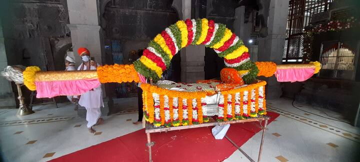 तुकाराम महाराजांच्या पालखीनंतर आज (शुक्रवारी 2 जुलै) संत ज्ञानेश्वर माऊलींच्या पाळखीचे प्रस्थान झाले. (फोटो सौजन्य - विजय राऊत)