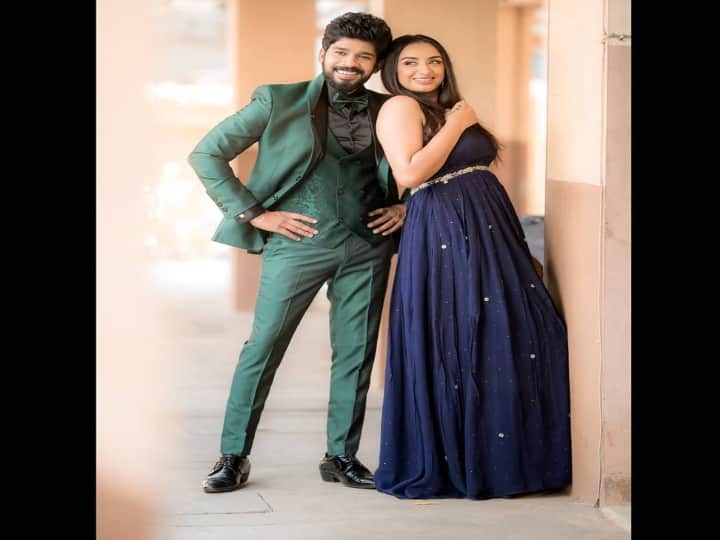 குமரன் சுஹாசினி ராஜூவை காதல் திருமணம் செய்துகொண்டார்