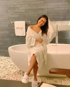 Neha kakkar Photos: ਬਾਥਰੋਬ 'ਚ ਬੇਹੱਦ ਹੌਟ ਲੁੱਕ 'ਚ ਨਜ਼ਰ ਆਈ ਨੇਹਾ ਕੱਕੜ, ਰੋਹਨਪ੍ਰੀਤ ਨੇ ਇੰਜ ਕੀਤਾ ਰਿਐਕਟ