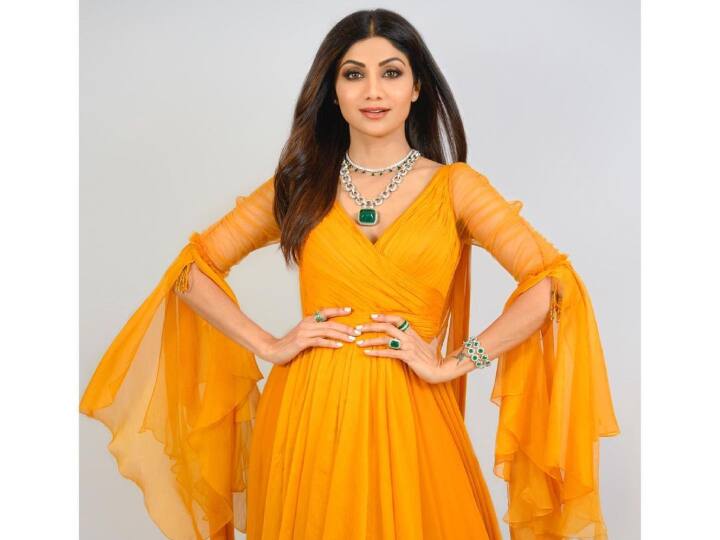 ஷில்பா ஷெட்டி இந்தி, மராத்தி, ஆங்கிலம், தமிழ் மற்றும் தெலுங்கு மொழிகளை நன்கு அறிந்தவர்