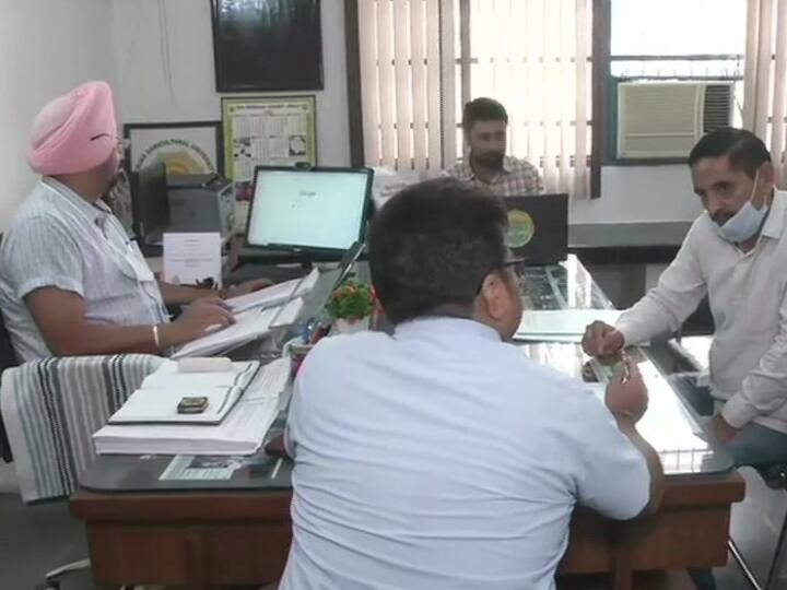 The Punjab government on Thursday reduced timings of government offices and ordered cut down on power supply to high energy-consuming industries as the electricity demand in the state soared to over 14,000 MW a day. Government offices in Ludhiana, switch off their air conditioners in line with Punjab CM's appeal to make judicious use of electricity.(Image Source: ANI)