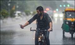 तस्वीरों में: दिल्ली में चिलचिलाती गर्मी के बीच हुई राहत की बारिश, लू से परेशान लोगों के चेहरे पर दिखी मुस्कान