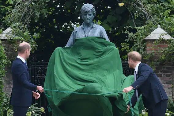 চলতি ফেব্রুয়ারিতে ওপরা উইনফ্র-কে দেওয়া সাক্ষাৎকারে হ্যারি ও মেগান দাবি করেন, ব্রিটিশ রাজপরিবারে তাঁকে বর্ণবিদ্বেষের শিকার হতে হয়েছে।