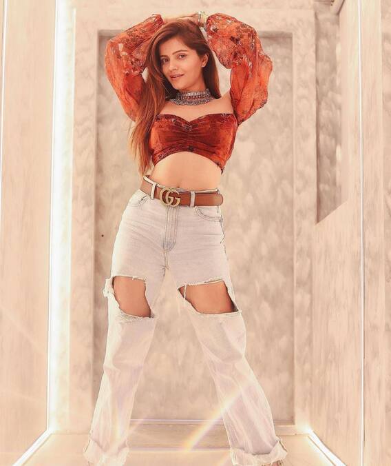 Rubina Dilaik Photos: रिप्ड जींस और डेनिम जैकेट में रुबीना ने शेयर की बेहद हॉट तस्वीरें, मिनटों में हुई वायरल