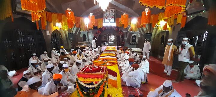 संत ज्ञानेश्वर महाराजांच्या पालखी प्रस्थानात कोरोनाचा शिरकाव प्रशासनाच्या खबरदारीने टळलाय. (फोटो सौजन्य - विजय राऊत)