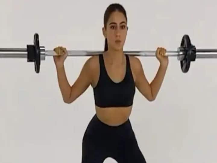 Sara Ali Khan gives tough competition to Katrina Kaif in workout Sara Ali Khan- Katrina Kaif को देती हैं वर्कआउट में टफ कॉम्पटिशन, देखें वीडियो
