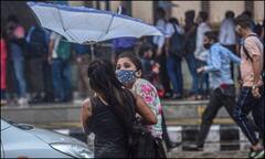 तस्वीरों में: दिल्ली में चिलचिलाती गर्मी के बीच हुई राहत की बारिश, लू से परेशान लोगों के चेहरे पर दिखी मुस्कान