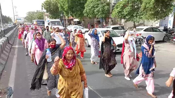 ਪ੍ਰਦਰਸ਼ਨ ਕਰ ਰਹੇ ਅਧਿਆਪਕਾਂ ਨੇ ਨਾਅਰੇਬਾਜ਼ੀ ਕਰਦਿਆਂ ਕਿਹਾ ਕਿ ਚੋਣਾਂ ਤੋਂ ਪਹਿਲਾਂ ਕਪਤਾਨ ਅਮਰਿੰਦਰ ਸਿੰਘ ਨੇ ਵਾਅਦਾ ਕੀਤਾ ਸੀ ਕਿ ਜਦੋਂ ਸਾਡੀ ਸਰਕਾਰ ਆਵੇਗੀ ਤਾਂ ਪਹਿਲ ਦੇ ਅਧਾਰ 'ਤੇ ਕੱਚੇ ਅਧਿਆਪਕਾਂ ਨੂੰ ਪੱਕਾ ਕੀਤਾ ਜਾਵੇਗਾ।