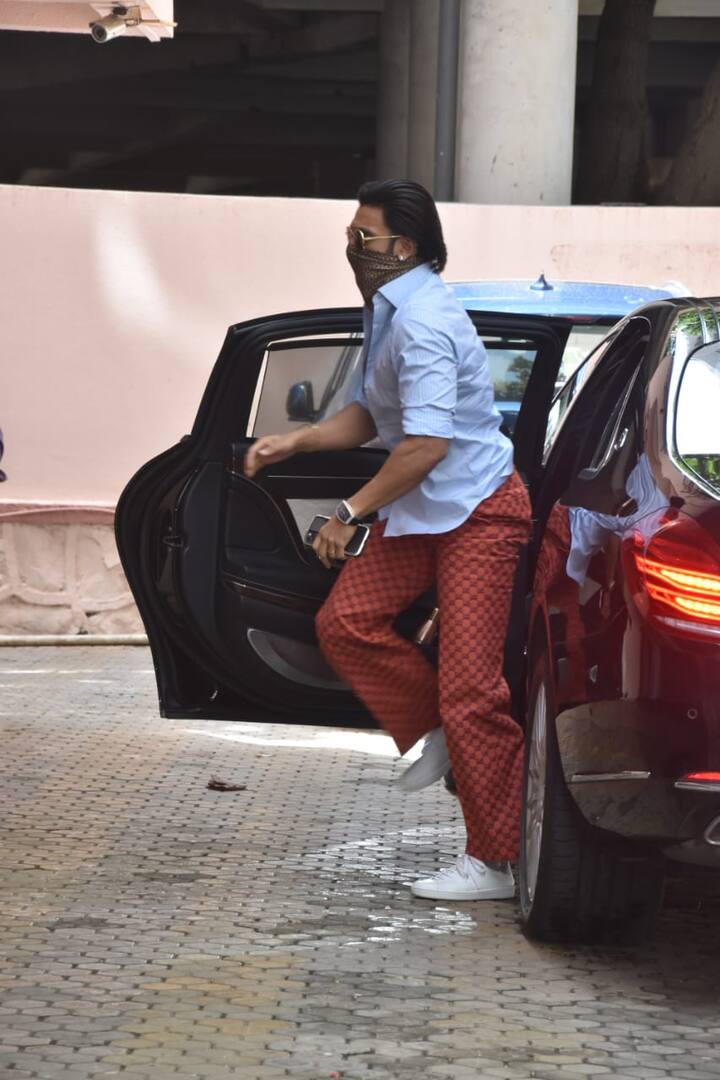 रणवीर सिंह की अदाकारी तो खुद ही काफी कुछ बोल देती है लेकिन अगर कुछ बच भी जाता है तो वो कसर उनका स्टाइल पूरी कर देता है. आज जब रणवीर सिंह घर से निकले तो उनका स्टाइल फिर काफी कुछ बोला और लोग उन्हें देखते ही रह गए.