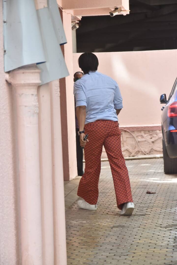 आज रणवीर सिंह महरून बेल बॉटम पैंट, शाइनी शर्ट और बढ़े हुए बाल में नजर आए. उनका लुक पूरी तरह 70 के दशक के अभिनेताओं की याद दिला रहा था.