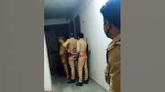 Lucknow: Munawwar Rana के घर पर Raebareli Police का छापा, परिवार ने लगाया प्रताड़ना का आरोप
