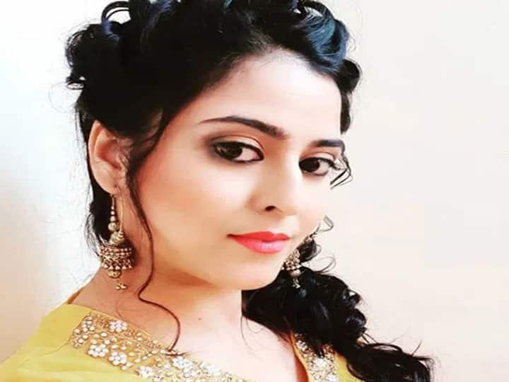 इस शो में बाघा के पीछे दीवानी बावरी को कौन नहीं पहचानता जब वह पर्दे पर आती हैं तो सबकी आंखें नम हो जाती हैं. बावरी का असली नाम मोनिका भदौरिया है. क्या आप जानते हैं कि असल जिंदगी में उन्हें अब तक अपना बाघा नहीं मिला है और वह सिंगल हैं. मोनिका ने साल 2018 में किसी वजह से सीरियल को बंद कर दिया था.