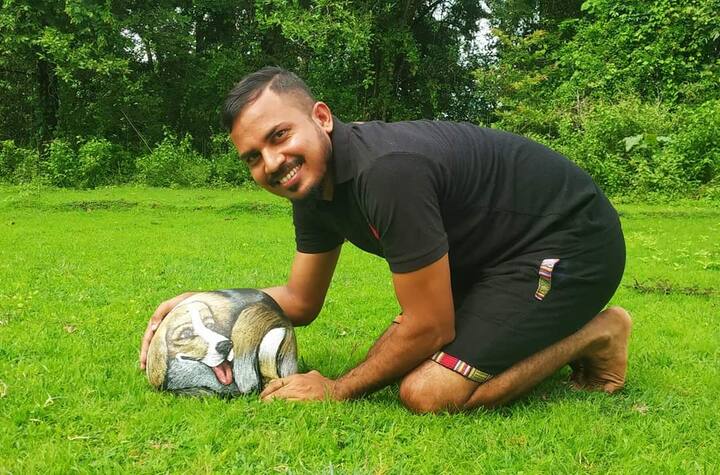 अंगणात किंवा गार्डन मध्ये हे चित्र ठेवल्यास त्याठिकाणी खरोखरच कुत्रा बसला असा भास होतो.