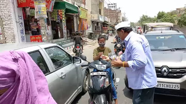 ਕੇਜਰੀਵਾਲ ਰੂਪ ਧਾਰ ਪੱਤਰਕਾਰਾਂ ਨਾਲ ਗੱਲ ਕਰਦੇ ਹੋਏ ਉਹਨਾਂ ਨੇ ਦੱਸਿਆ ਕਿ ਪੰਜਾਬ ਅੰਦਰ ਆਕੇ ਕੇਜਰੀਵਾਲ ਨੇ ਗੱਪ ਮਾਰੀ ਹੈ ਕਿ 300 ਯੂਨਿਟ ਮੁਆਫ਼ ਕੀਤਾ ਜਾਵੇਗਾ ਜੋਕਿ ਪਹਿਲਾਂ ਹੀ 200 ਯੂਨਿਟ ਮੁਆਫ਼ ਹੈ।