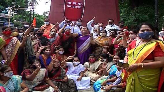 पुण्यात इंधन दरवाढीविरोधात राष्ट्रवादी काँग्रेसचं आंदोलन; कार्यकर्त्यांकडून कोरोनाचे नियम पायदळी