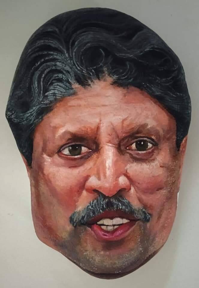 दगडाचा आकार न बदलता रंगाची उधळण करत साकारलेले कपिल देव