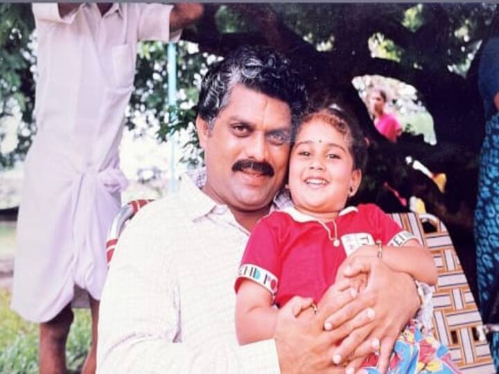 ஷாமிலி சிங்கப்பூரில் படித்து பணிபுரிந்து வந்தார்