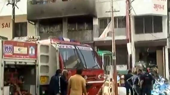 વડોદરામાં દાંડિયા બજારમાં ચાર માળની ઇમારતમાં લાગી આગ, જુઓ વીડિયો