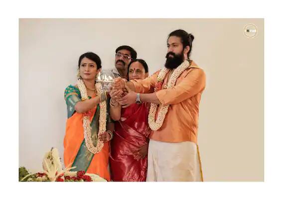 केजीएफ (KGF) चित्रपट तुम्हाला आठवतच असेल. या चित्रपटात मुख्य भूमिकेत असलेल्या अभिनेता यशने (Yash) आपल्या धमाकेदार अभिनयाने प्रेक्षकांची मने जिंकली होती. त्यानंतर नेहमीच चर्चेत असणारा यश आज वेगळ्या कारणामुळे चर्चेत आहे.