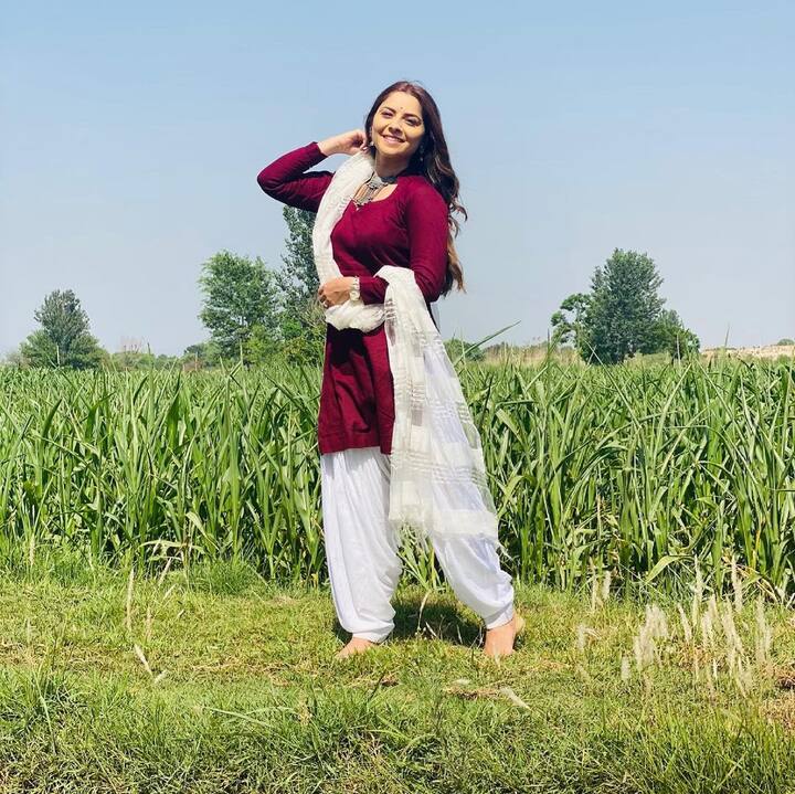 शूटींग सेटवर काढलेले फोटो सोनालीनं नुकतेच सोशल मीडियावर शेअर केले आहेत. 'एक #backtowork वाला सेल्फी तो बनता है ना' असं कॅप्शन देत सोनालीनं फोटो शेअर केला आहे. (Photo Credit : @sonalee18588/Instagram)
