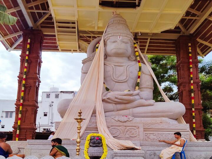 கோவிலில் ஶ்ரீ ஆஞ்சநேயர் சாந்தமாக அமர்ந்திருக்கும் நிலையில் இருக்கும் ஒற்றைக்கல் சிலை (Monolithic) 180 டன் எடையுடையது.