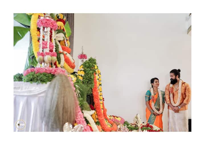 इस तस्वीर में यश अपनी पत्नी के साथ बेहद खुश नजर आ रहे हैं. दोनों इस मौके पर ट्रेडिशनल ऑउटफिट में नजर आए.