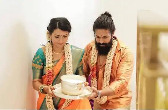 सोशल मीडियावर व्हायरल होणाऱ्या फोटोमध्ये यश त्याच्या कुटुंबियांसोबत घराची पूजा करताना दिसत आहे.