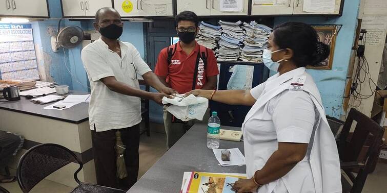 On the way to deliver the food, he picked up a bag full of money and returned it to the right place কুড়িয়ে পেয়ে ফিরিয়ে দিলেন টাকা, সততার নজির ফুড ডেলিভারি বয়ের