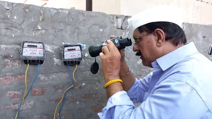 ਉਨ੍ਹਾਂ ਕਿਹਾ ਕਿ, ਇਸਦਾ ਮਤਲਬ ਹੈ ਅਸੀਂ ਆਪਣੇ ਘਰ ਇੱਕ ਸੁਰੱਖਿਆ ਮੁਲਾਜ਼ਮ ਰੱਖੀਏ,ਜੋਕਿ ਉਹ ਮੀਟਰ ਤੇ ਨਿਗਾਹ ਰੱਖੇ ਕਿ 301 ਨਾ ਟੱਪ ਜਾਵੇ।