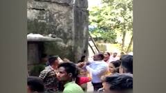 भिवंडीत आरोपीला पकडण्यासाठी आलेल्या पोलिसांना मारहाण, आरोपीचा चौथ्या मजल्यावरून पडून मृत्यू