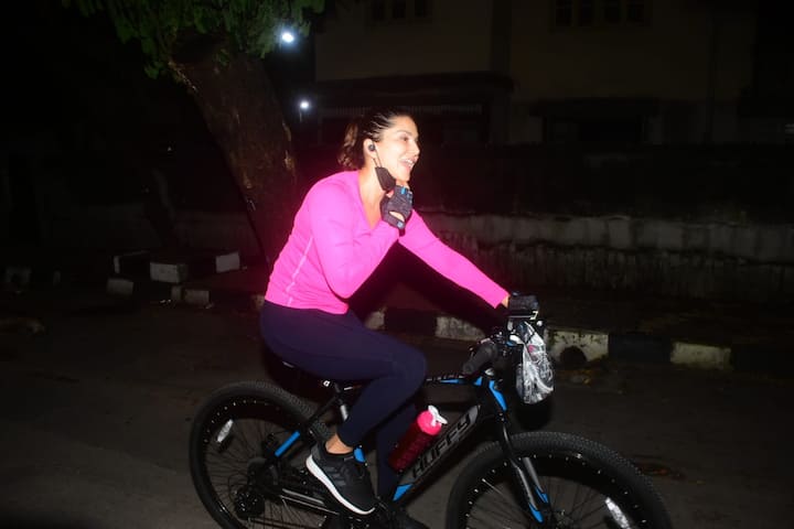 সম্প্রতি একটি ফেসবুক পোস্টে কালো টুপি ও ওড়নাকে মাস্কের মতো ব্যবহার করতে দেখা যায় তাঁকে।