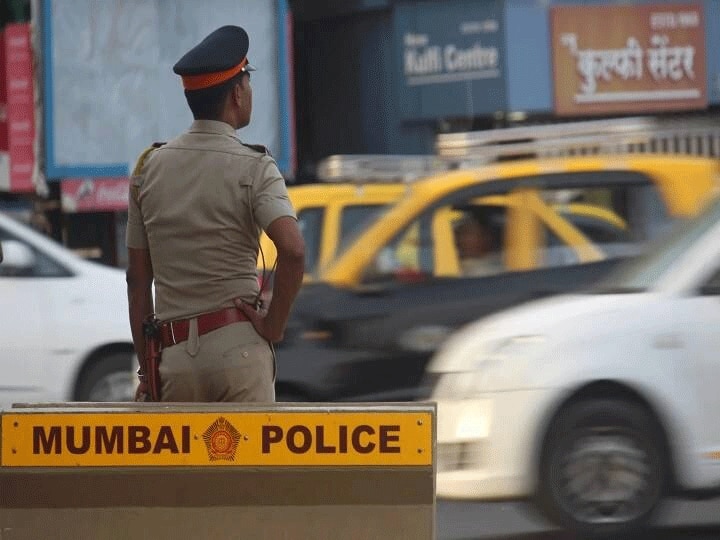 Mumbai Police Constable Dance: पुलिसकर्मी का डांस सोशल मीडिया पर वायरल, जब थिरकता है तो बड़े-बड़े डांसर्स को करता है फेल!