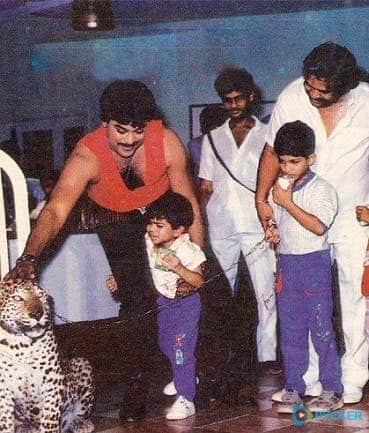 'లంకేశ్వరుడు' షూటింగ్ సెట్స్ లో దాసరి గారితో చిరంజీవి. ఈ ఫ్రేమ్ లో రామ్ చరణ్, అల్లు అర్జున్ లు కూడా కనిపిస్తున్నారు. 