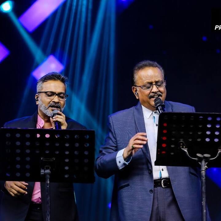 తన కొడుకు ఎస్పీ చరణ్ తో కలిసి ఓ స్టేజ్ పై పాట పాడిన ఎస్పీ బాలు