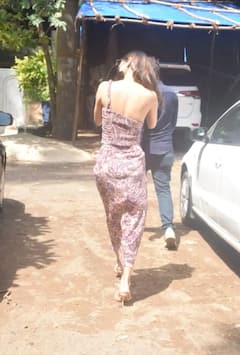 In Pics: ਬੈਕਲੈੱਸ ਡਰੈੱਸ ਪਾ ਕੇ ਸੜਕ 'ਤੇ ਨਿਕਲੀ ਮੌਨੀ, ਹੋਇਆ ਕੁਝ ਅਜਿਹਾ ਕਿ ਦੇਖਦੇ ਹੀ ਰਹਿ ਗਏ ਲੋਕ