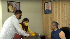 Uttarakhand: Trivendra Rawat के कार्यालय में जश्न का माहौल, बांटी गईं मिठाइयां