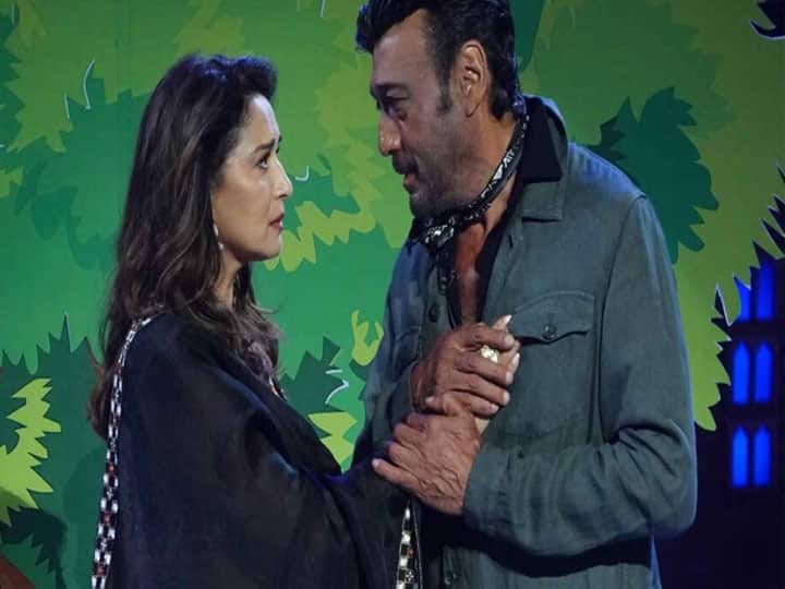 Madhuri Dixit and Jackie Shroff recreate the iconic moment from the film Guide Don Dance Deewane के मंच पर Madhuri Dixit और Jackie Shroff ने फिल्म गाइड के एक सीन को फिर से फिल्माया...