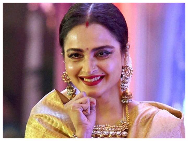 Rekha Beauty Secrets Still Gives Competition to Bollywood Young Actress How Does She Maintain Herself 66 साल की उम्र में Rekha आज भी खूबसूरती में यंग हसीनाओं को देती हैं टक्कर, कैसे रखती हैं अपने आप को इतना मेंटेन