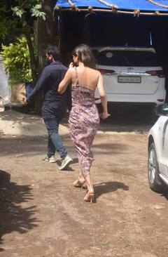 In Pics: ਬੈਕਲੈੱਸ ਡਰੈੱਸ ਪਾ ਕੇ ਸੜਕ 'ਤੇ ਨਿਕਲੀ ਮੌਨੀ, ਹੋਇਆ ਕੁਝ ਅਜਿਹਾ ਕਿ ਦੇਖਦੇ ਹੀ ਰਹਿ ਗਏ ਲੋਕ