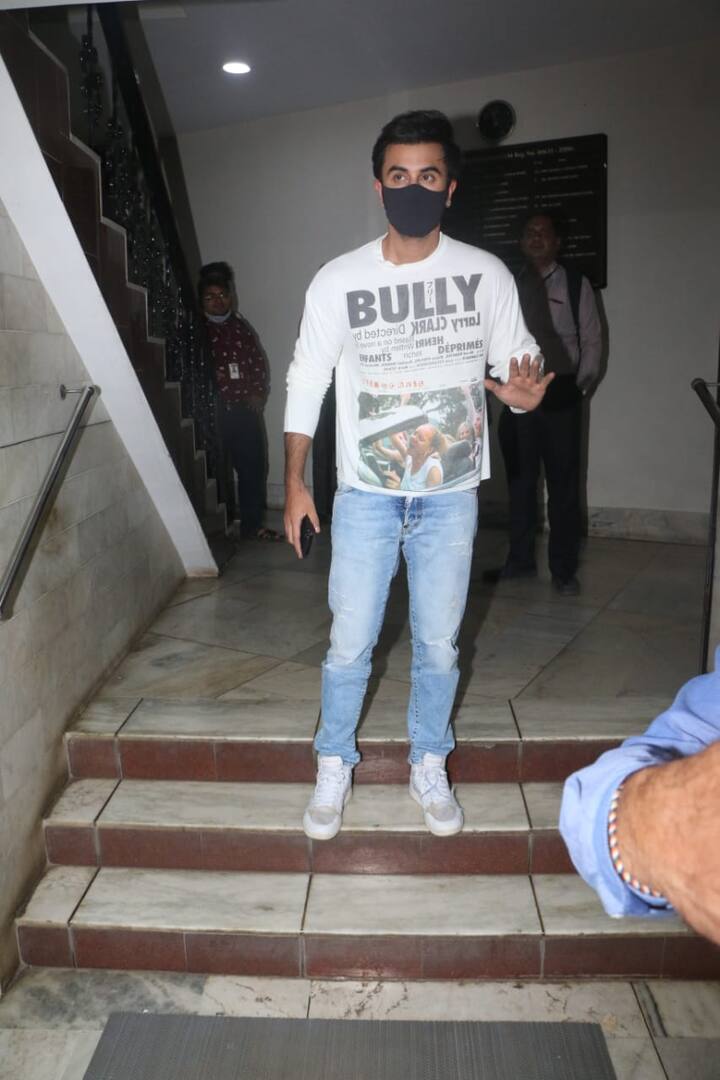 बॉलीवुड एक्टर रणबीर कपूर अपने घर के बाहर स्पॉट हुए. उन्होंने सफेद रंग प्रिंटेड शर्ट और ब्लू डेनिम जींस पहना हुआ. पैपराजी को देखते हुए वह उनका अभिवादन करते हुए दिखाई दिए.