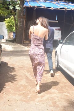 In Pics: बैकलेस ड्रेस पहने सड़क पर निकली ये हीरोइन, हुआ कुछ ऐसा कि देखते रह गए लोग