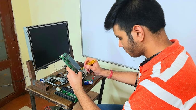 ऑनलाइन क्लास में लापरवाही रोकने की नई पहल, वाराणसी में 12वीं के छात्र ने बनाया स्मार्ट ऑनलाइन रोबो चेयर-टेबल