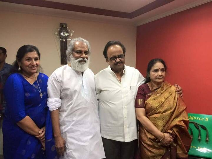 కే.జే.ఏసుదాసు దంపతులతో ఎస్పీ బాలసుబ్రహ్మణ్యం దంపతులు
